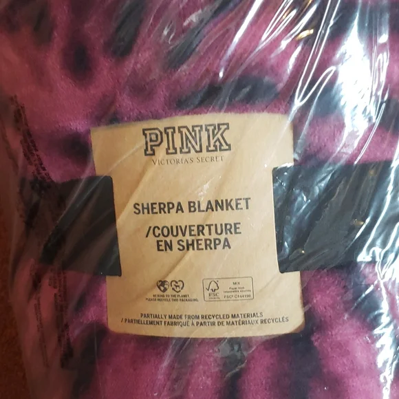 New Victoria's secret pink Sherpa blanket - Picture 2 of 2